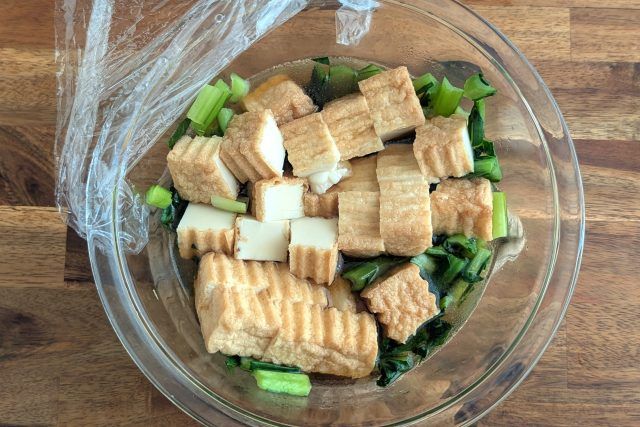 ボウルに厚揚げを加える