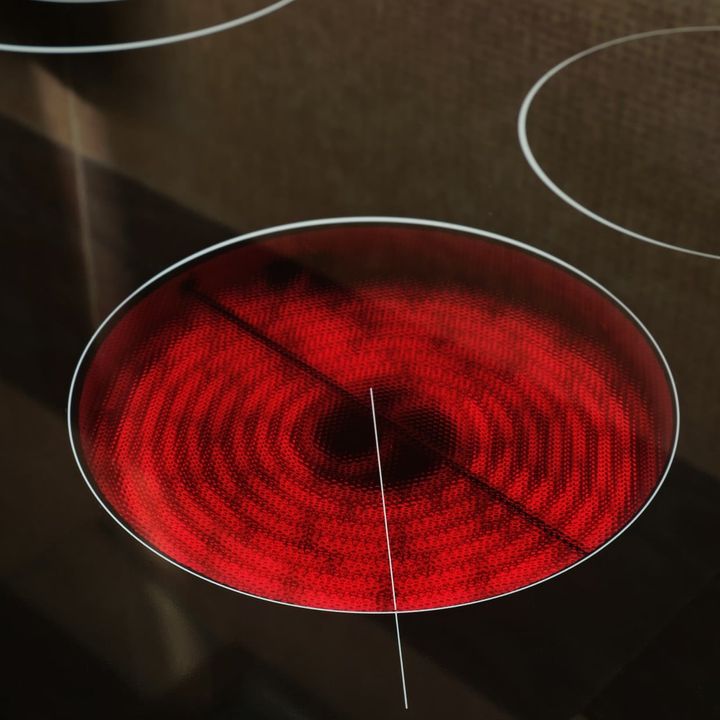 意外と知らない。キッチンの3口コンロ“ラジエントヒーター”と“IH”の違い「使い分けが大事」