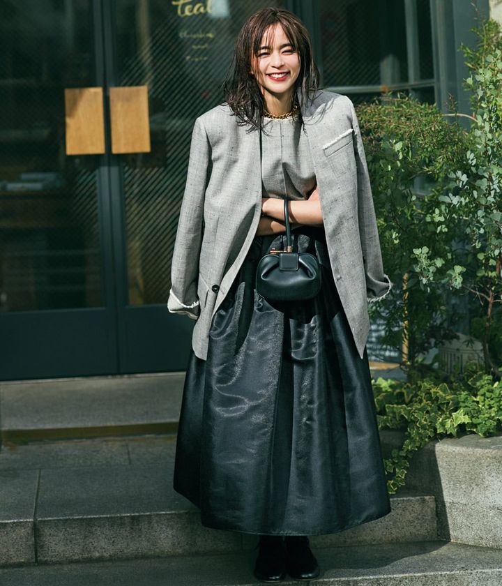 加藤ローサ 黒スカート ジャケット コーデ