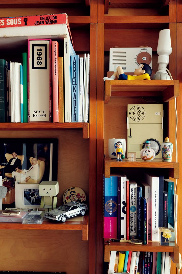 ラムダン・トゥアミのパリの自宅の棚