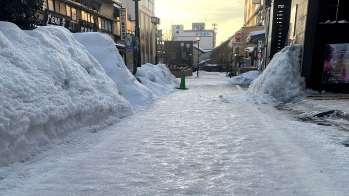 冬の金沢、美しくも厳しい寒さが路面を凍らせる季節。