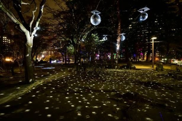 ミラーボールの反射光が地面に広がる「Reflections of Stardust」。勾当台公園で体感できる没入型の光空間