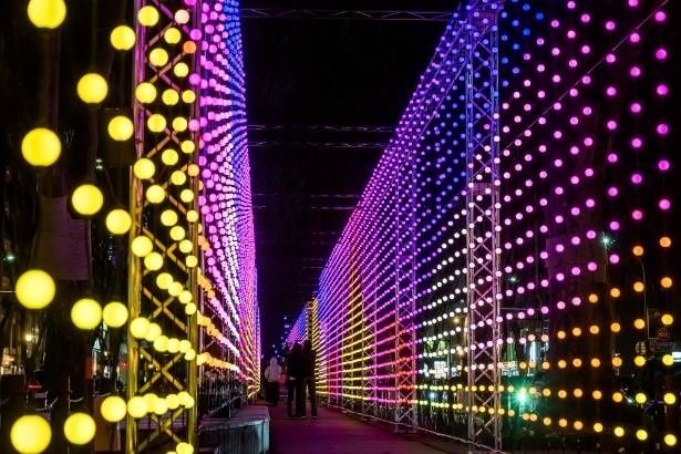 色彩の波が連なる「Chromawave Wall」。最新テクノロジーで表現された光のコリドールが、仙台の夜を幻想的に包み込む