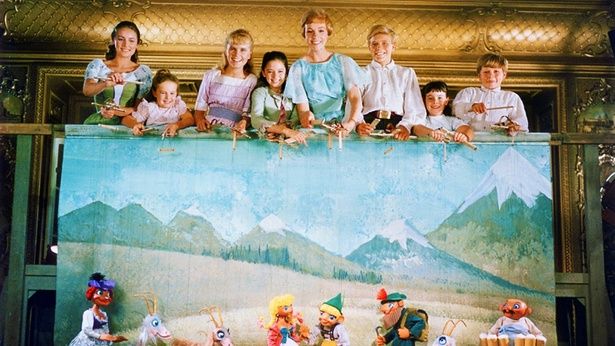 トラップ邸が歌声と笑いで満たされていく 「サウンド・オブ・ミュージック 製作60周年記念版 4K UHD＋ブルーレイ セット」/発売中/発売元：ウォルト・ディズニー・ジャパン/発売・販売元：ハピネット・メディアマーケティング/デジタル配信中(購入／レンタル) 発売元：ウォルト・ディズニー・ジャパン [c] 2026 20th Century Studios.