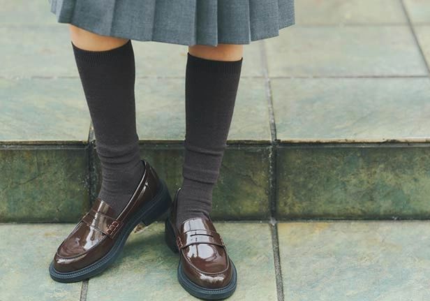 Point：濃グレー靴下でスカートと靴をつなげて