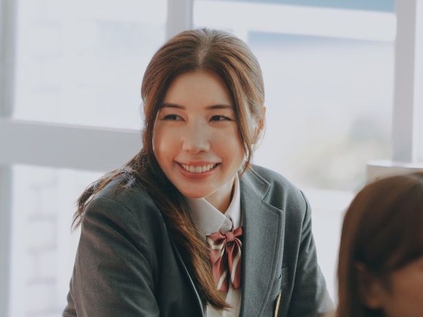 母・家谷静香役の仲里依紗さん。「まさか36歳で高校生役！」と喜びを語り、15年ぶりの香取さんとの共演を楽しんだ