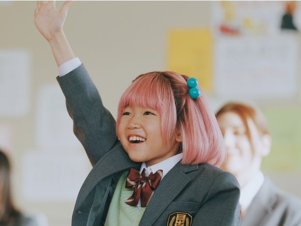 飛び級で高校に入学する妹・春香役の永尾柚乃さん。ピンクの髪がトレードマークの天才少女を熱演