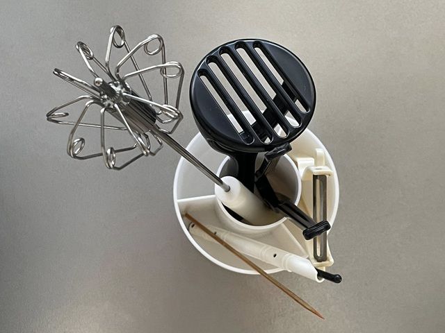 ダイソー 回転できる収納ケース 調理道具の収納にも