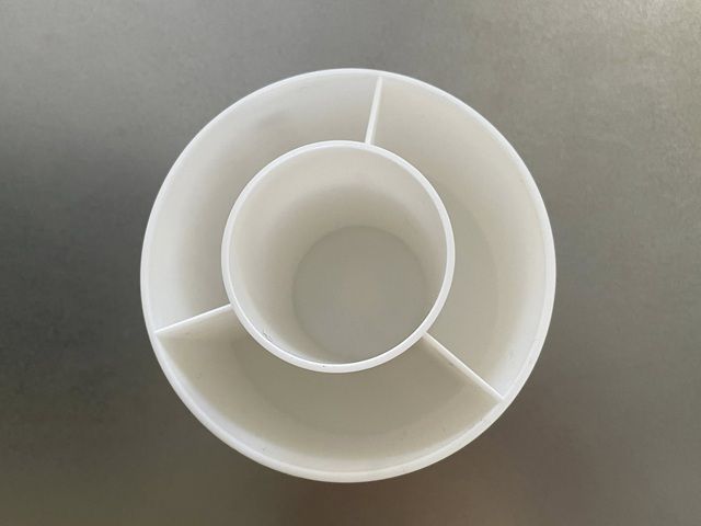 ダイソー 回転できる収納ケース 収納スペースは4つ