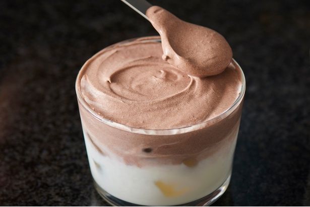 砕いたココアクッキーを飾る (C)misa／KADOKAWA