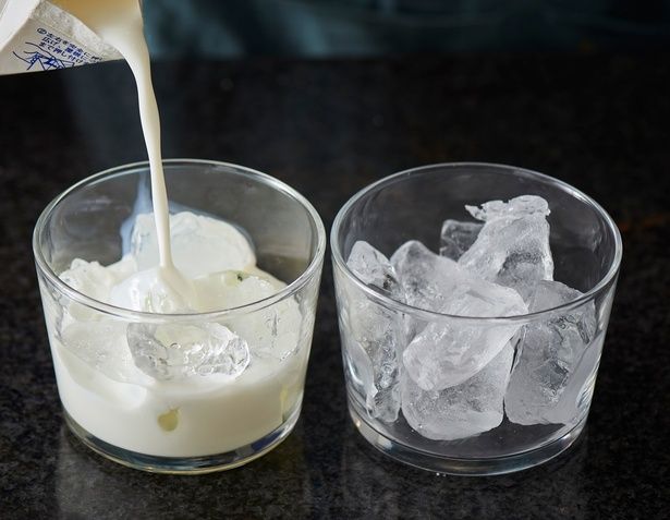 牛乳をグラスの七～八分目まで注ぐ (C)misa／KADOKAWA