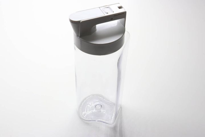 横置きできるワンタッチ冷水筒 ダイソー 冷蔵庫