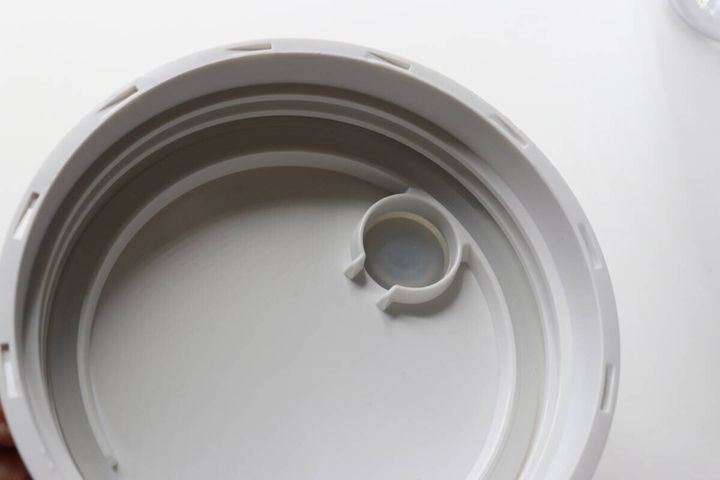 横置きできるワンタッチ冷水筒 フタ