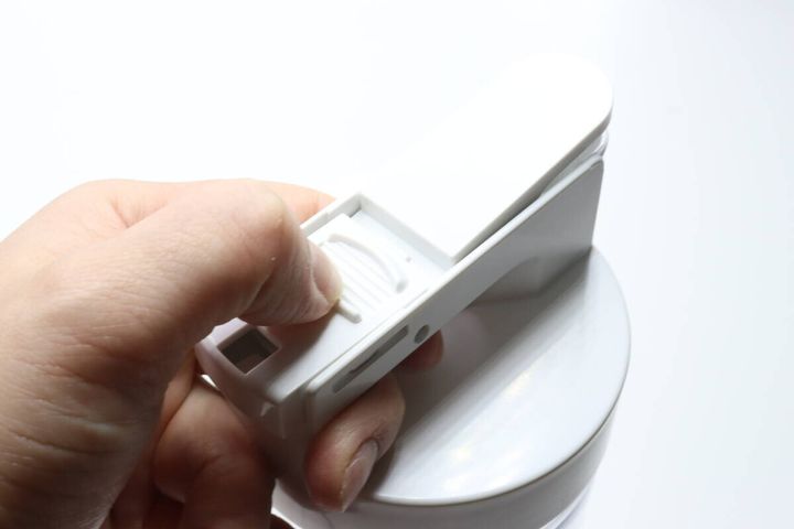 横置きできるワンタッチ冷水筒 スイッチ