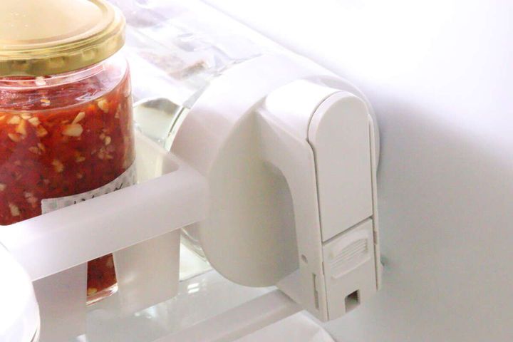 横置きできるワンタッチ冷水筒 冷蔵庫