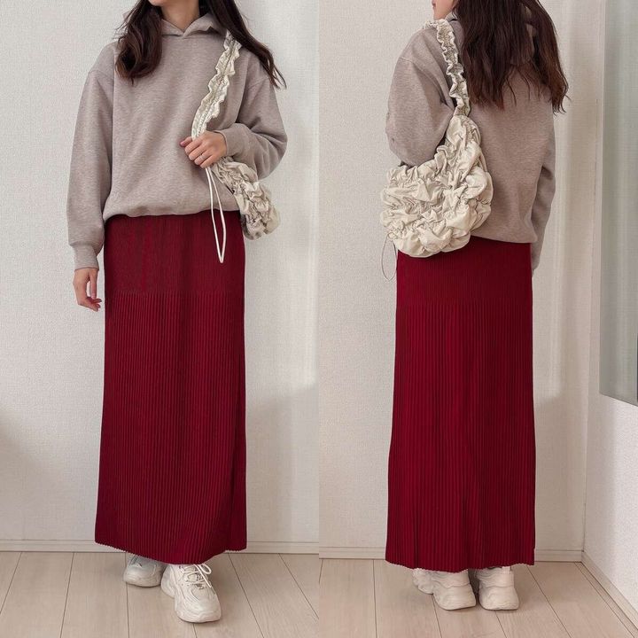 ユニクロスウェットオーバーサイズプルパーカのリブスカートコーデ