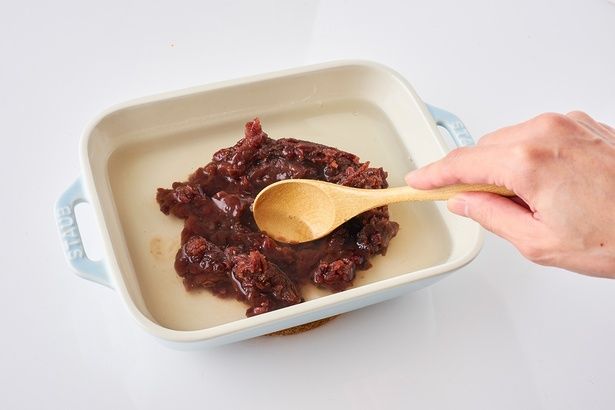 あんこ1/2量と塩を加えてよく混ぜる （C）青木ゆかり（♪♪maron♪♪）／KADOKAWA