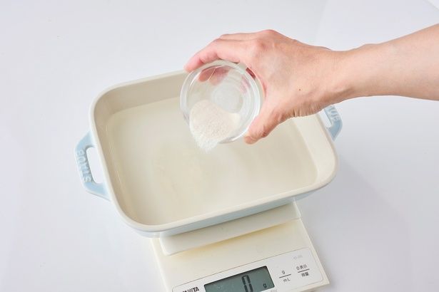 耐熱容器に水、粉寒天を入れてよく混ぜる （C）青木ゆかり（♪♪maron♪♪）／KADOKAWA
