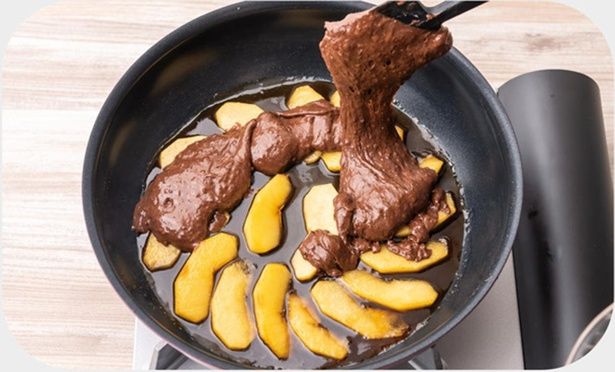 フライパンに流して表面を整える （C）ぼく／KADOKAWA