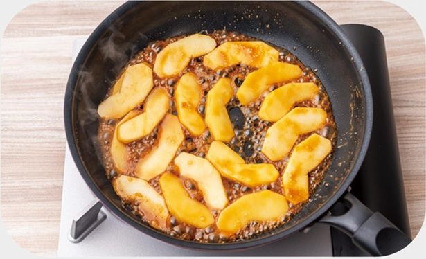 16等分にカットしたりんご1個分を加えて3分煮る （C）ぼく／KADOKAWA