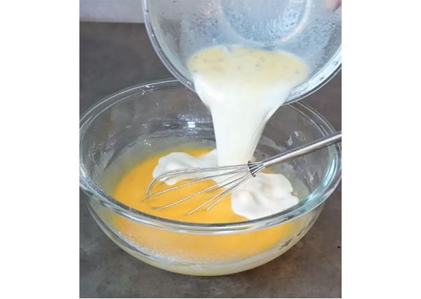 溶き卵を加えた後に、残りの牛乳を注ぐ (C)mokka／KADOKAWA