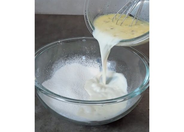 牛乳は、最初に半分だけ加えて混ぜる (C)mokka／KADOKAWA