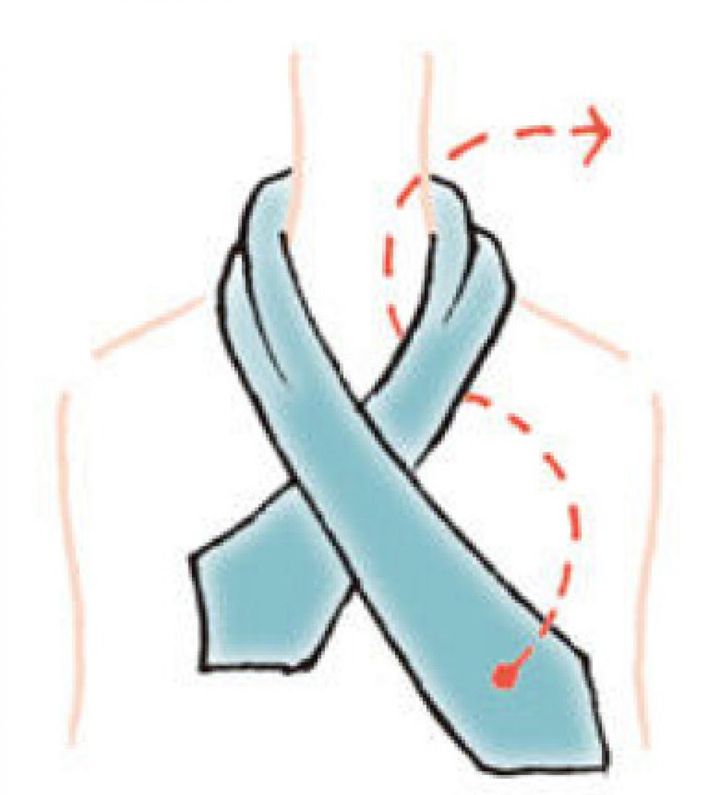 ①片方を少し長めにして首にかけ、長いほうを上にして交差させ、下からくぐらせてひと結びする。