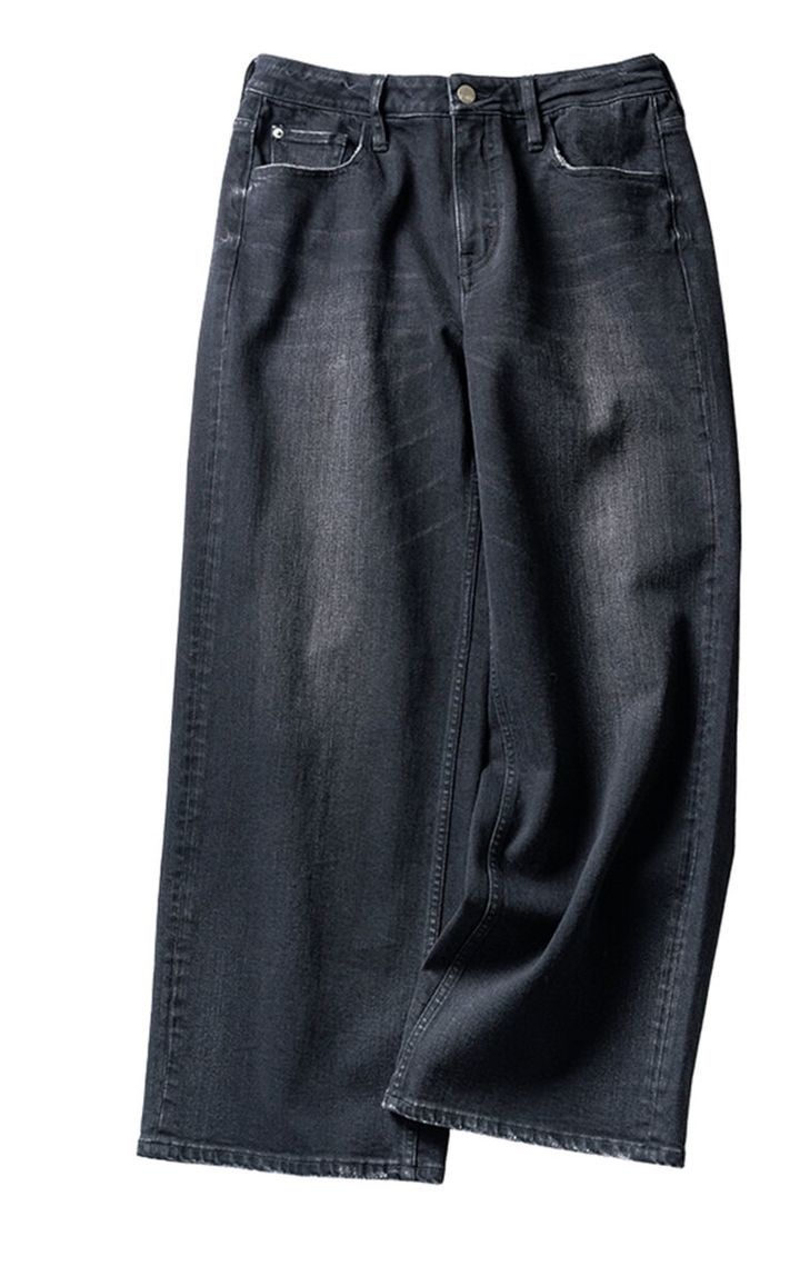 はき込んだようなヒゲ加工や色落ちで、ちょうどいいこなれ感。引き締め効果が高いブラックも◎。デニムパンツ¥16,500／ヘルシーデニム（ゲストリスト）