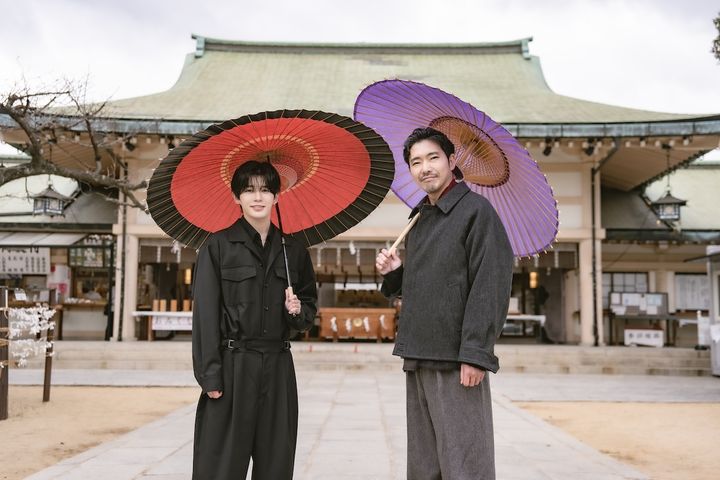 長尾謙杜「この映画で日本が温まったらいいな」 主演・柄本佑と共に雪降る神社で大ヒット祈願