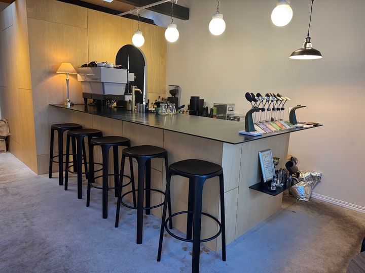 カウンター席からはバリスタがコーヒーやラテを入れる様子を見ることができる