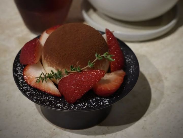 「いちごティラミス」1200円／©PERCHE COFFEE ROASTERS