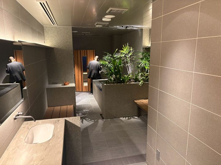 休憩スペースや洗面台などもあり、充実した空間が広がっています。