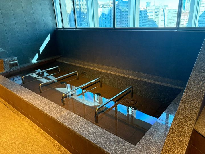 ゆったり横になれる水風呂スペースも！