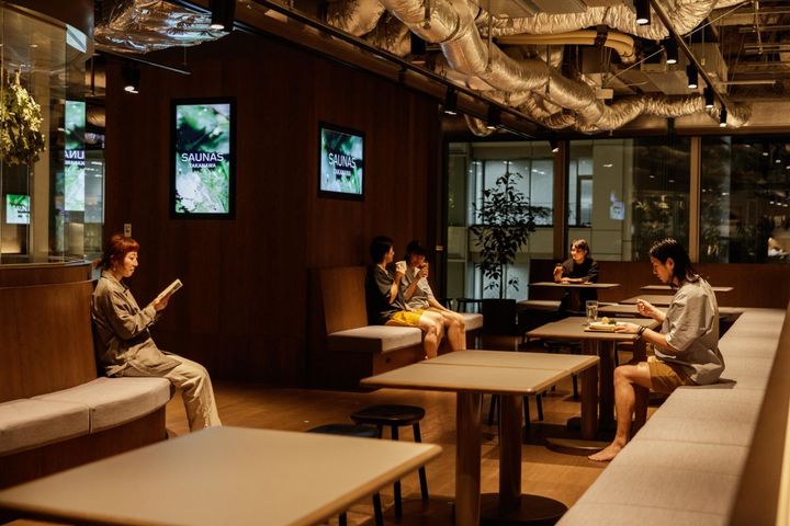 広々としたラウンジ。