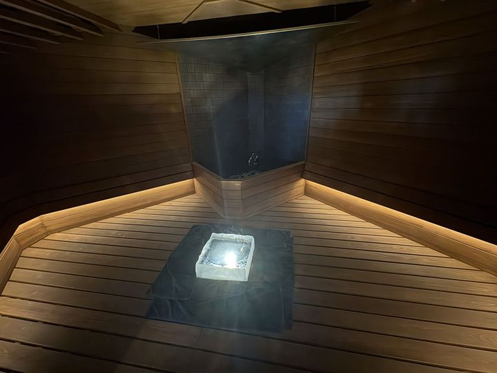 天井に照らされた光がゆらゆらと幻想的に動く「」