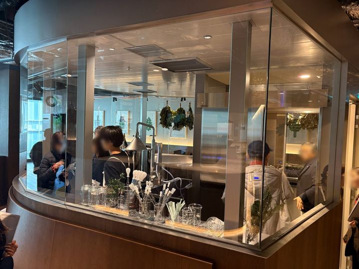 ガラス張りで中が覗ける「アロマラボ」