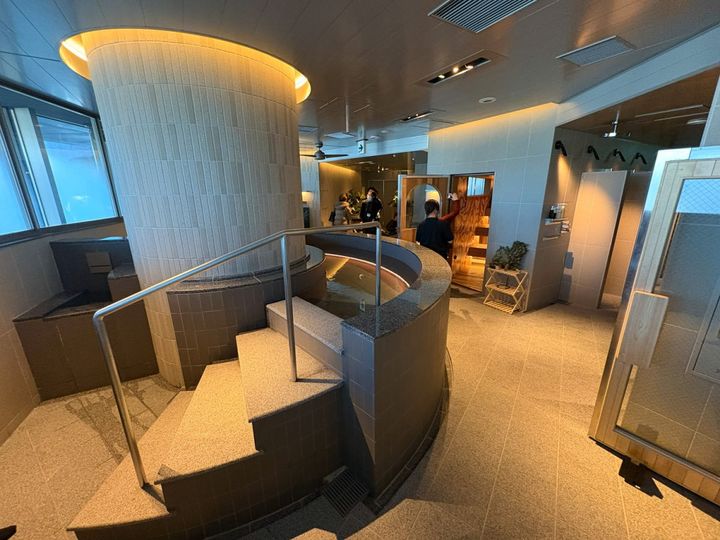 柱の周りには深めの水風呂が！