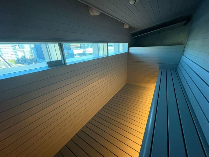 高輪の都市景を眺めながらサウナを楽しめる「Panorama」