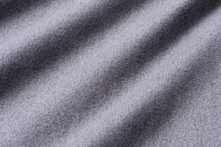 生地は3P-T（3枚入りパックTシャツ）赤ラベ ルで使用している糸を撚り杢糸にして編み立てた、厚みと柔らかさを兼ね備えた7.0オンス。ソフトな肌触りと100%コットンならではの風合い。