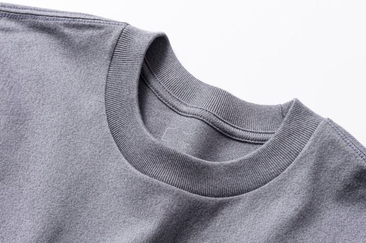 特徴的なラウンド形状のクルーネック。 首周りそしてフェイスラインを最もキレイに見せる最適な衿幅と後ろ下がり を付けることで首に快適に馴染む。