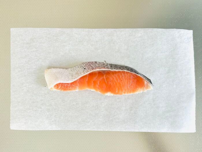 鮭の切り身を買ったらすぐやること。パックのまま冷蔵庫に入れるのちょっと待って！