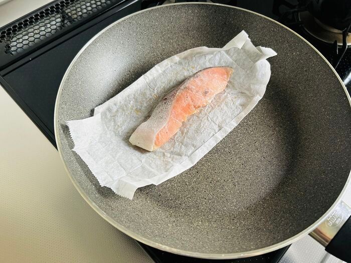 鮭の切り身を買ったらすぐやること。パックのまま冷蔵庫に入れるのちょっと待って！