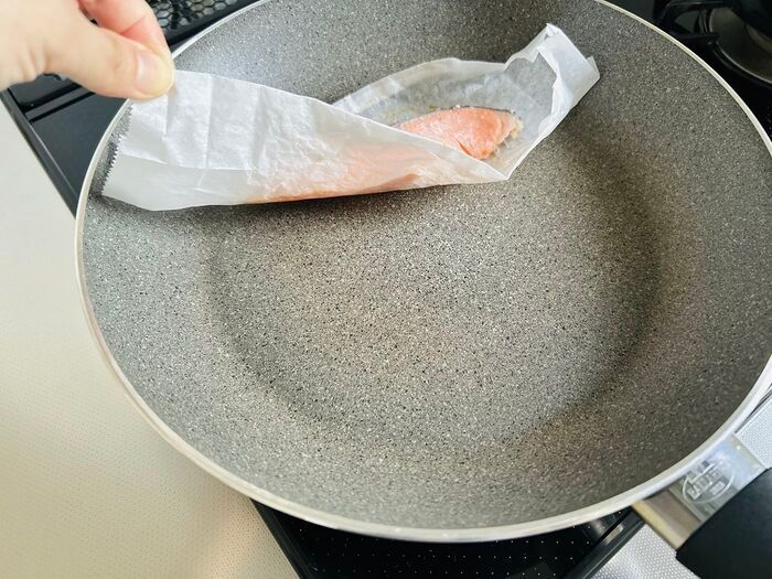 鮭の切り身を買ったらすぐやること。パックのまま冷蔵庫に入れるのちょっと待って！