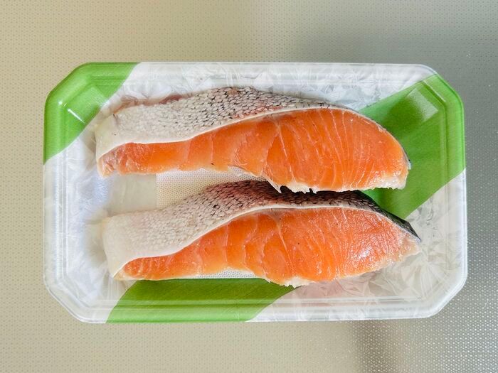 鮭の切り身を買ったらすぐやること。パックのまま冷蔵庫に入れるのちょっと待って！