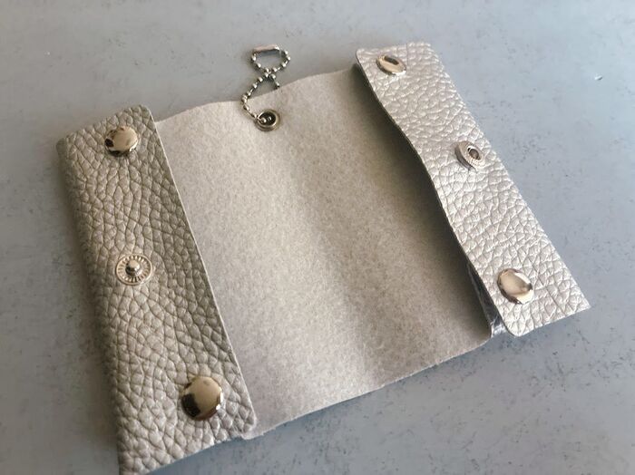 【セリア】中身を入れ忘れた！？何もない〈スカスカな謎ケース〉の正体が天才すぎた♡