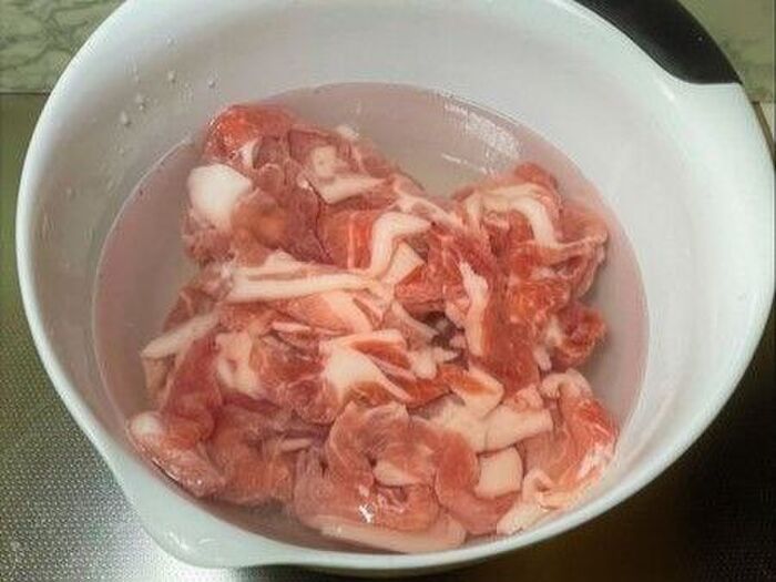 冷凍肉を〈美味しいまま素早く解凍〉する方法。やるとやらないでは段違い！！