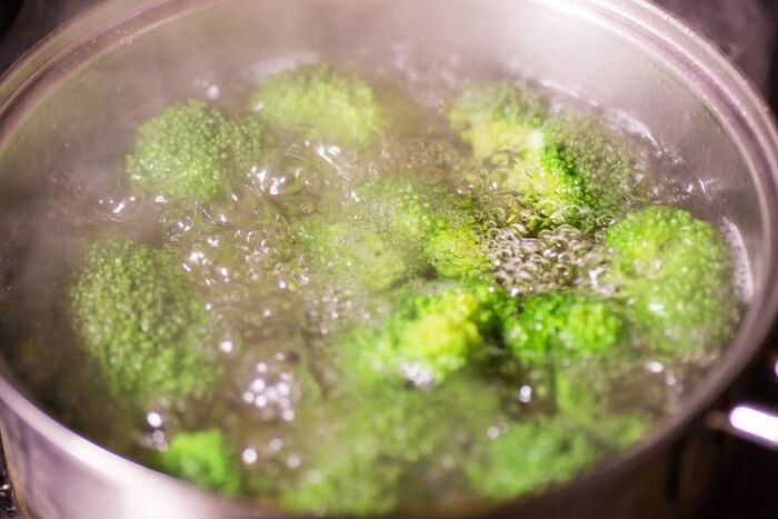 ブロッコリーを鍋で茹でる