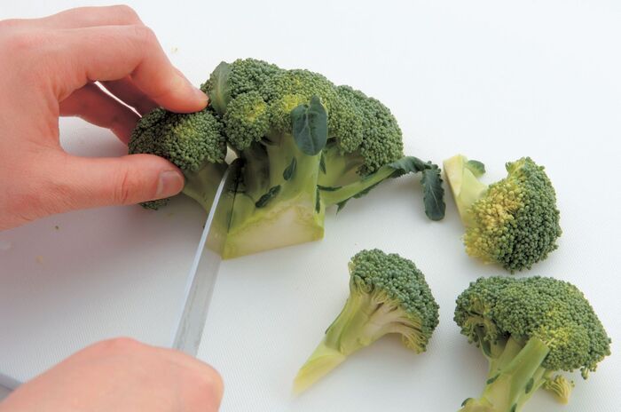ブロッコリーを小房に分ける