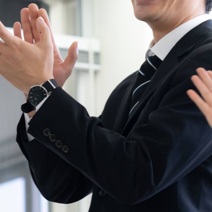 拍手する人