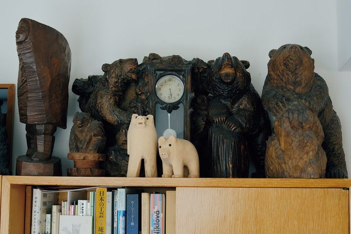 山本多助、北海道・八雲の増田きよたか作の木彫りの熊